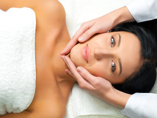 Fototapeta na wymiar woman receiving facial massage