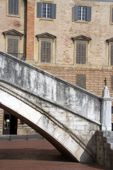 Fototapeta na wymiar architettura antica a Gubbio