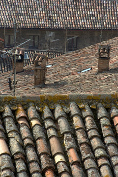 tetti di tegole e comignoli