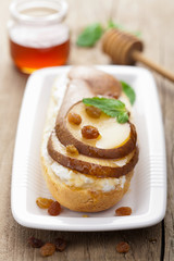 bread with ricotta cheese and pear