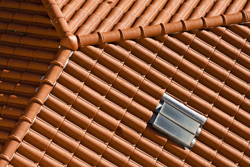 Toiture en tuiles rouges et zinc de toit d'immeuble