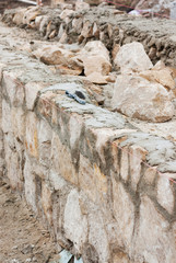 Construction d'un mur en pierre