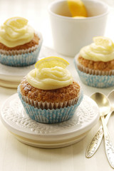 Muffins with lemon curd