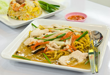 Rat-na,Yellow noodle and pork