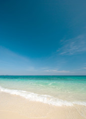 Fototapeta na wymiar Thai sea : White sand beach and blue sky
