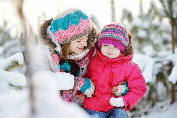 Fototapeta na wymiar Młoda matka i jej córka w zimowy dzień