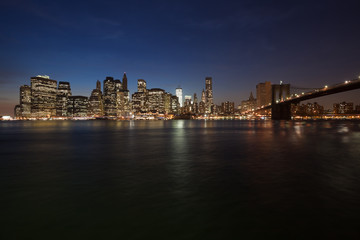 The New York City skyline w Brooklyn Bridge