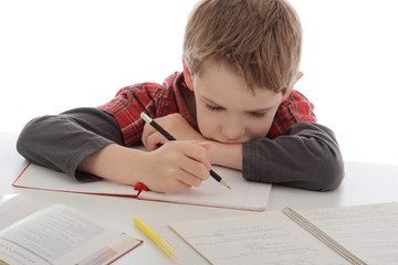 enfant garçon détestant faire ses devoirs