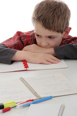 enfant garçon fatigué de faire ses devoirs