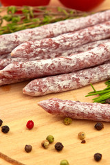 Minisalami auf einem Brettchen