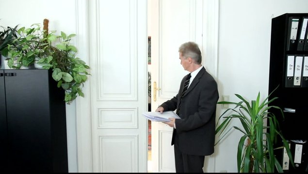 Ein Mann im B&uuml;ro liest etwas vor