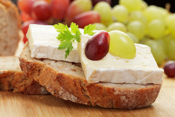 Krustenbrot mit Brie und Trauben