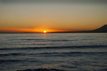 Fototapeta na wymiar Zachód słońca na plaży w Marbelli na Costa del Sol Hiszpania