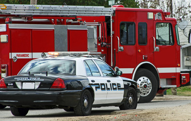 Naklejka premium Police car and fire truck on scene