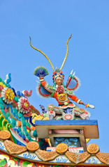 Fototapeta premium Chinese god sculpture on temple roof
