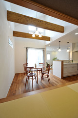 吹き抜けのダイニングルーム1-3