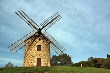 Fototapeta na wymiar Moulin à vent en Bretagne
