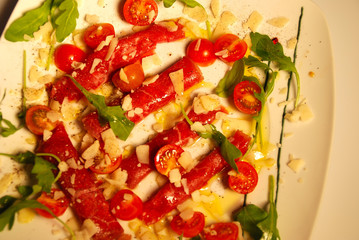 ENTRANTE. CARPACCIO CON QUESO PARMESANO