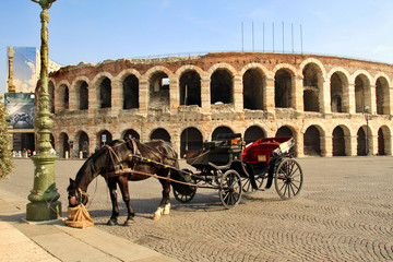 Verona, carrozza davanti all'Arena 