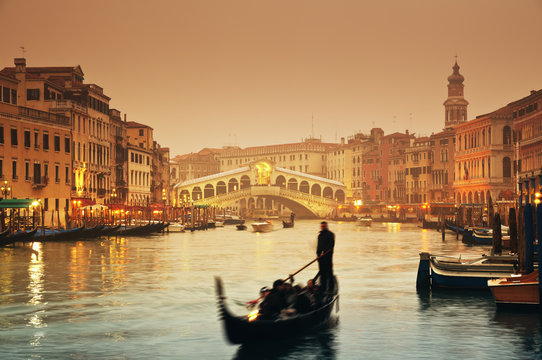 Fototapeta Rialto Bridge and gondolas at a foggy autumn evening in Venice.