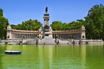 Fototapeta na wymiar Retiro Park Lake w Madrycie Fallen Angel