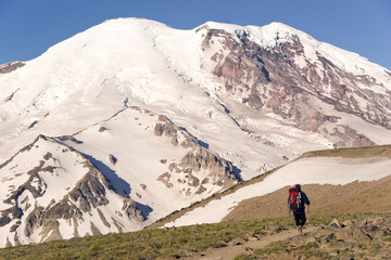 Fototapeta na wymiar Mt. Rainier i Hiker