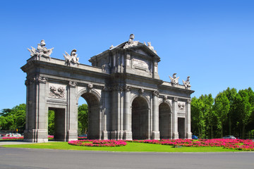 Fototapeta na wymiar Madryt Puerta de Alcala w ogrody kwiatowe