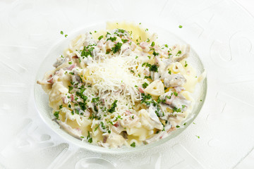 pasta with ham and champignons on white wine