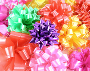Close-up ribbon gift bow (red, pink, violet, yellow, green)
