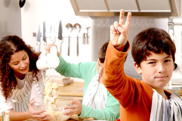 Familie beim Plätzchen backen