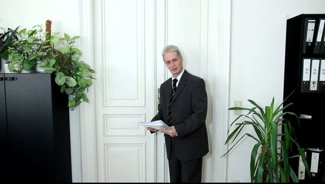 Ein Mann im B&uuml;ro liest