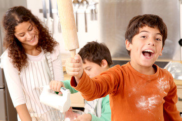 Familie beim Plätzchen backen