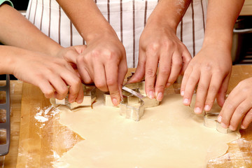 Familie beim Plätzchen backen