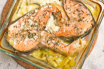 Salmon casserole with cream and leek