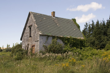 Fototapeta na wymiar Zniszczony dom