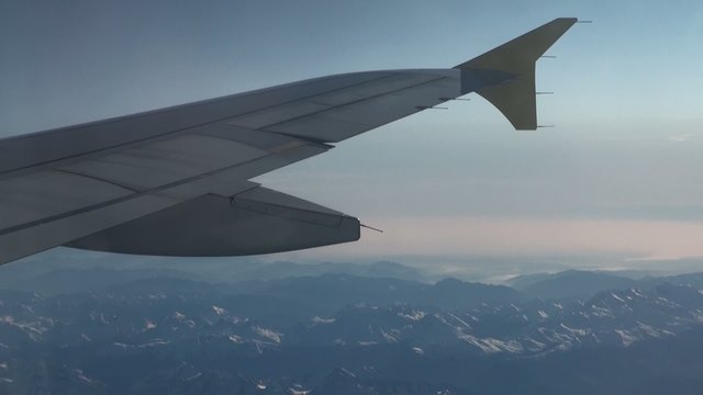 Flugzeug fliegt über Berge Alpen