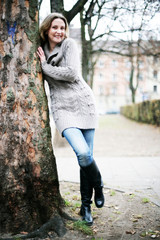 reife Frau am Baum