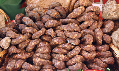 Etalage de saucisses séches