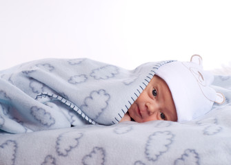 bébé de 6 jours enveloppé dans une couverture
