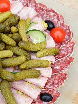 plateau de charcuterie , et cornichons 2