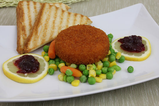 Camembert gebacken mit Preiselbeermarmelade