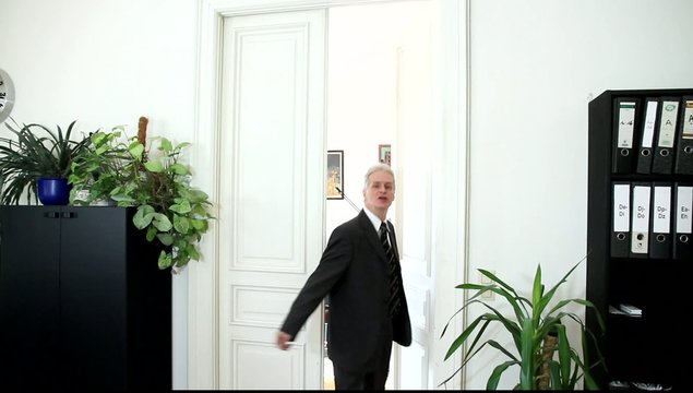 Ein Mann kommt aus einem B&uuml;rozimmer und tobt