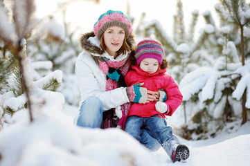 Fototapeta na wymiar Młoda matka i jej córka w zimowy dzień