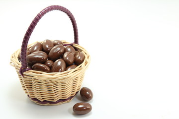 籠に盛ったチョコレート