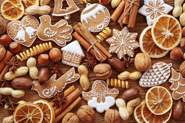 Gingerbread cookies and spices - obrazy, fototapety, plakaty