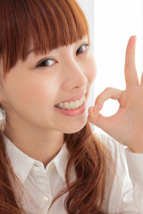 OKする若い女性