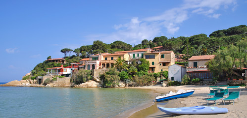 Fototapeta na wymiar idylliczne miejsce nad morzem, na wyspie Elba w Scaglieri