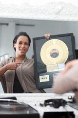 Frau mit goldener Schallplatte