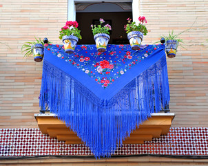 Fiesta en Sevilla, balcón con mantón de manila