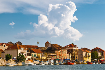 Obraz premium Medieval City of Omis on the River Bank in Croatia